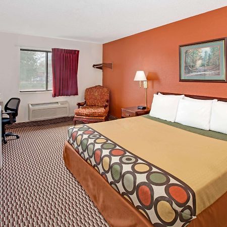 Super 8 By Wyndham Crystal Lake Bagian luar foto