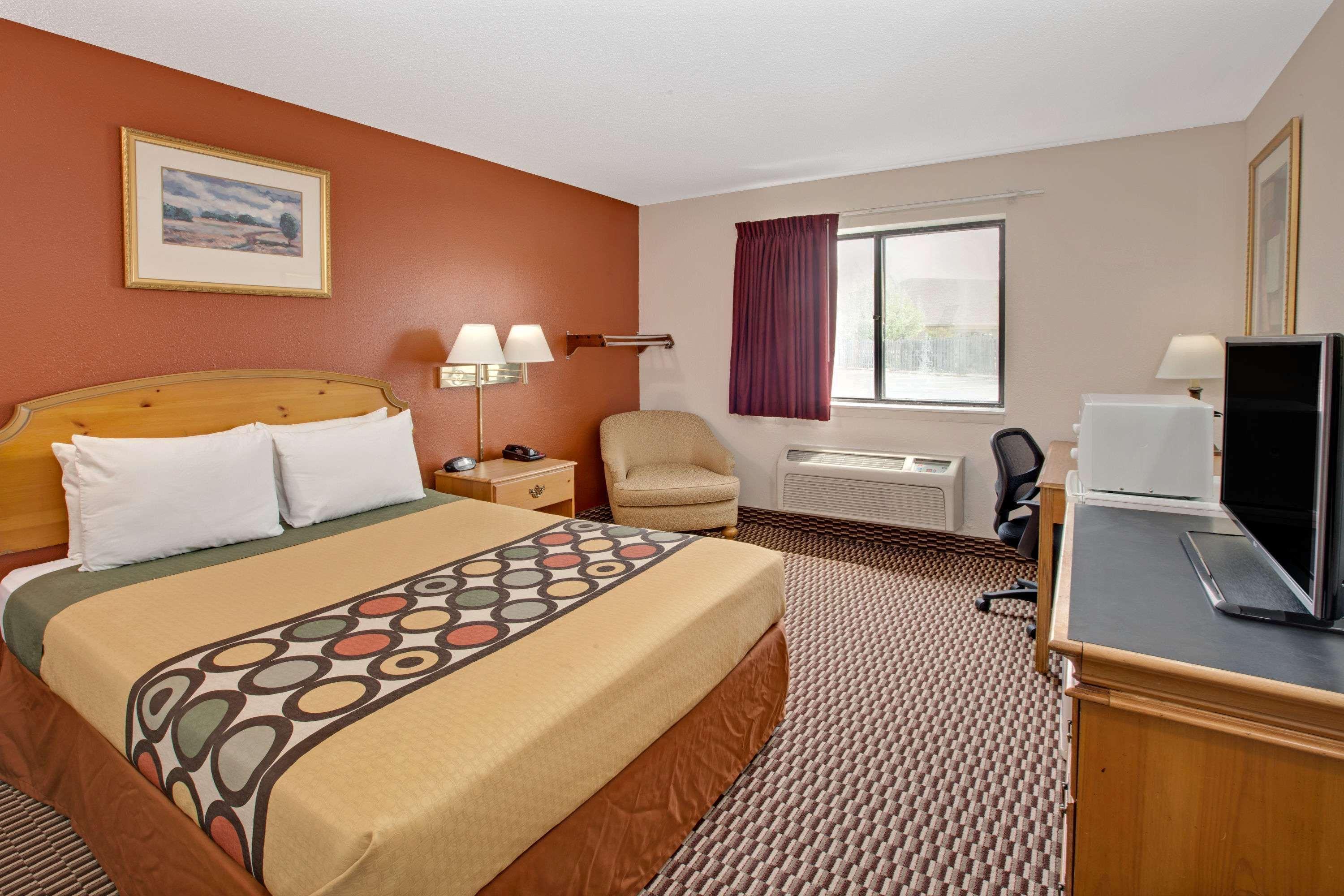 Super 8 By Wyndham Crystal Lake Bagian luar foto