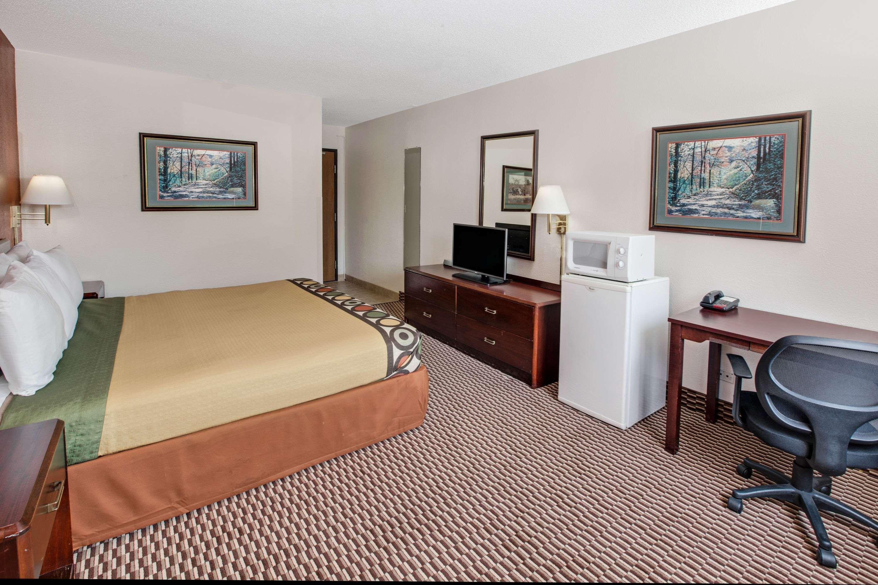 Super 8 By Wyndham Crystal Lake Bagian luar foto