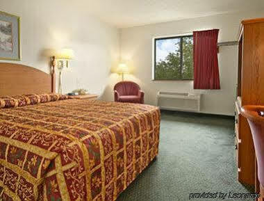 Super 8 By Wyndham Crystal Lake Bagian luar foto